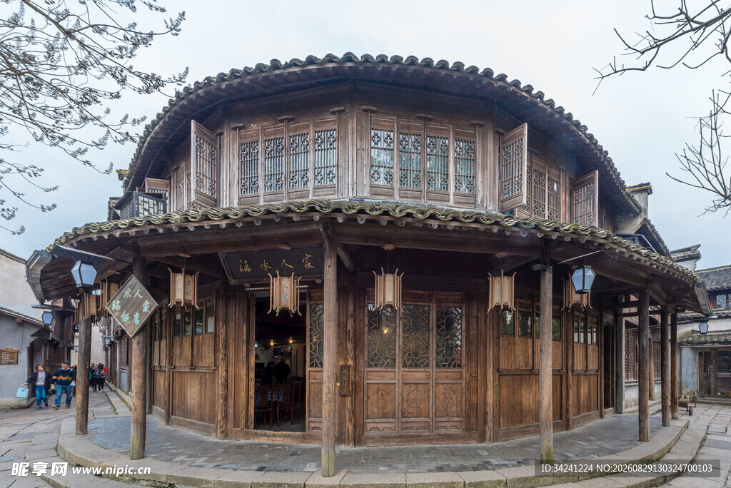 传统中式圆形木质古建筑