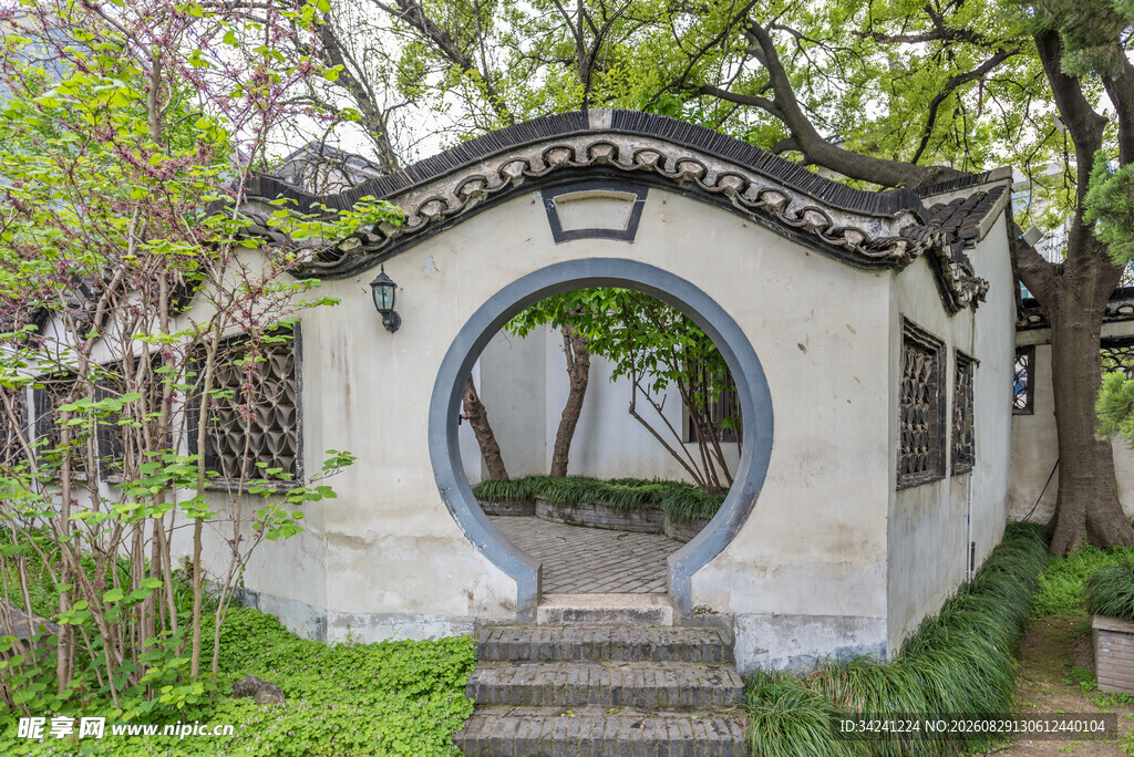 中式庭院月洞门景致
