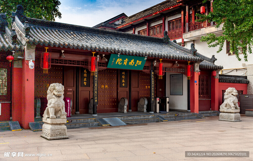 中式传统建筑门前景象