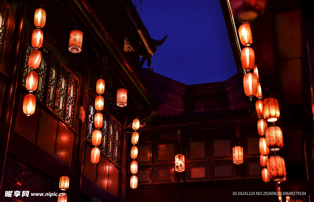 古巷夜景灯笼璀璨