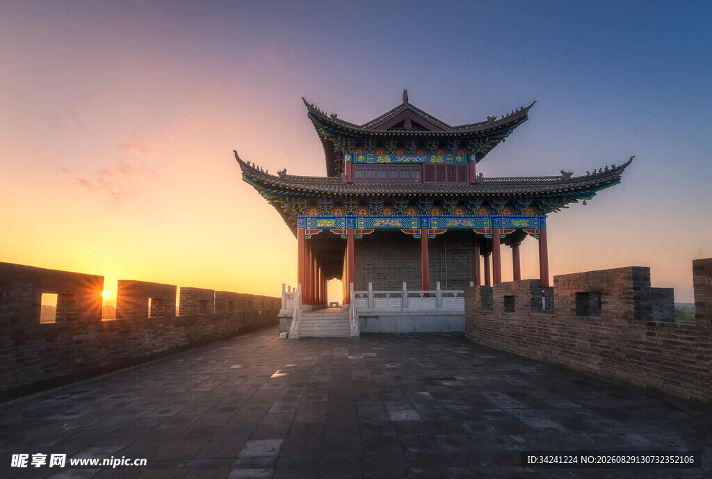 夕阳下的中式古建筑美景