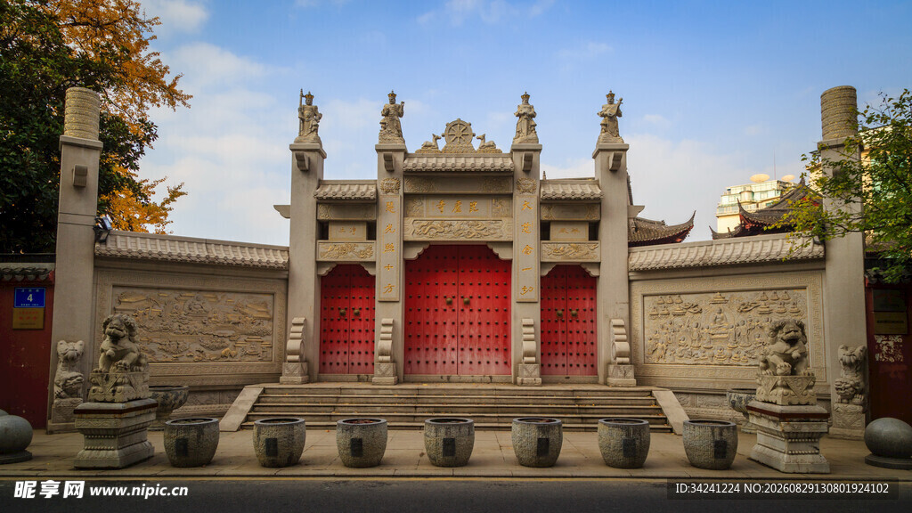 中式古建筑庙宇大门景观