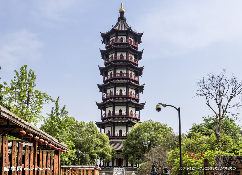 古朴宝塔矗立绿树环绕间