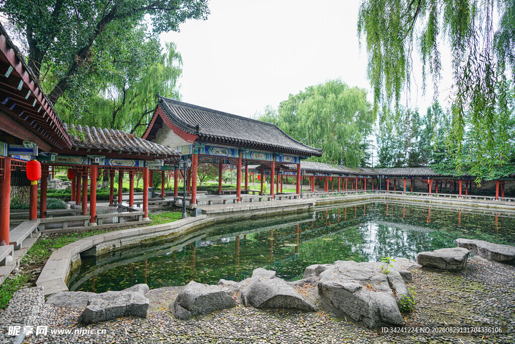 中式园林池塘畔古典建筑