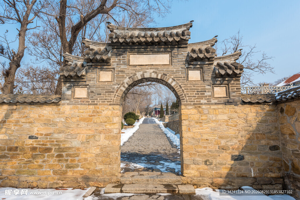 冬日古墙拱门雪景