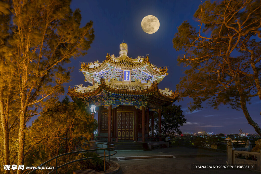 月夜下的中式古典建筑