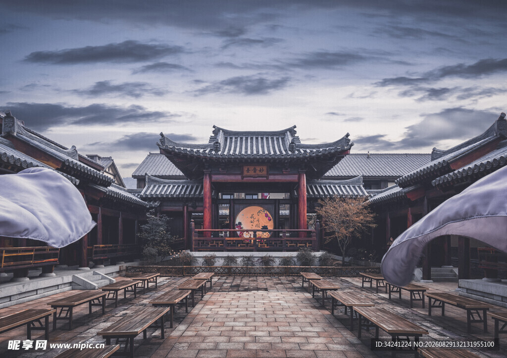 古戏台前的传统建筑景观