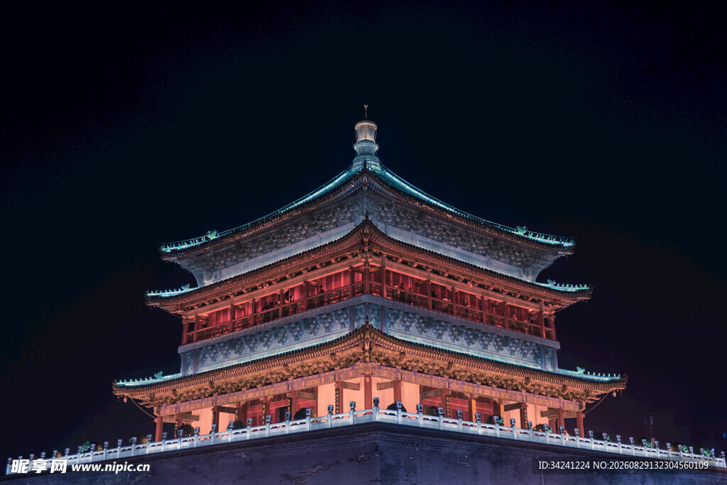 夜幕下的中式古建筑塔楼