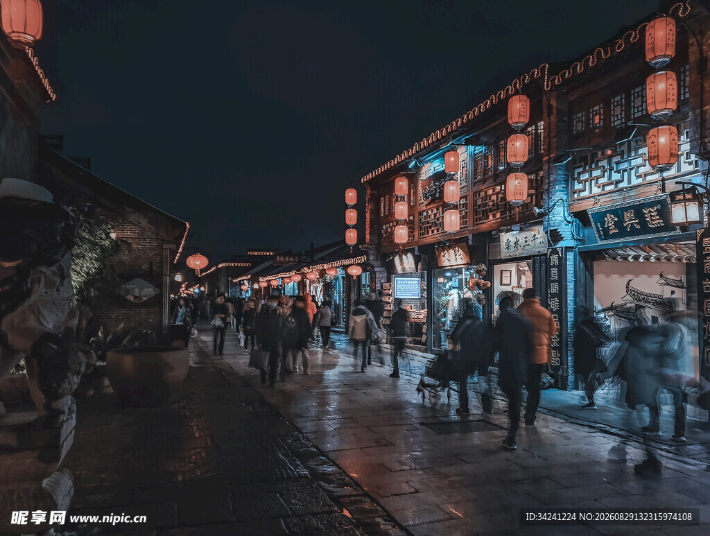 古街夜景人群漫步赏灯火