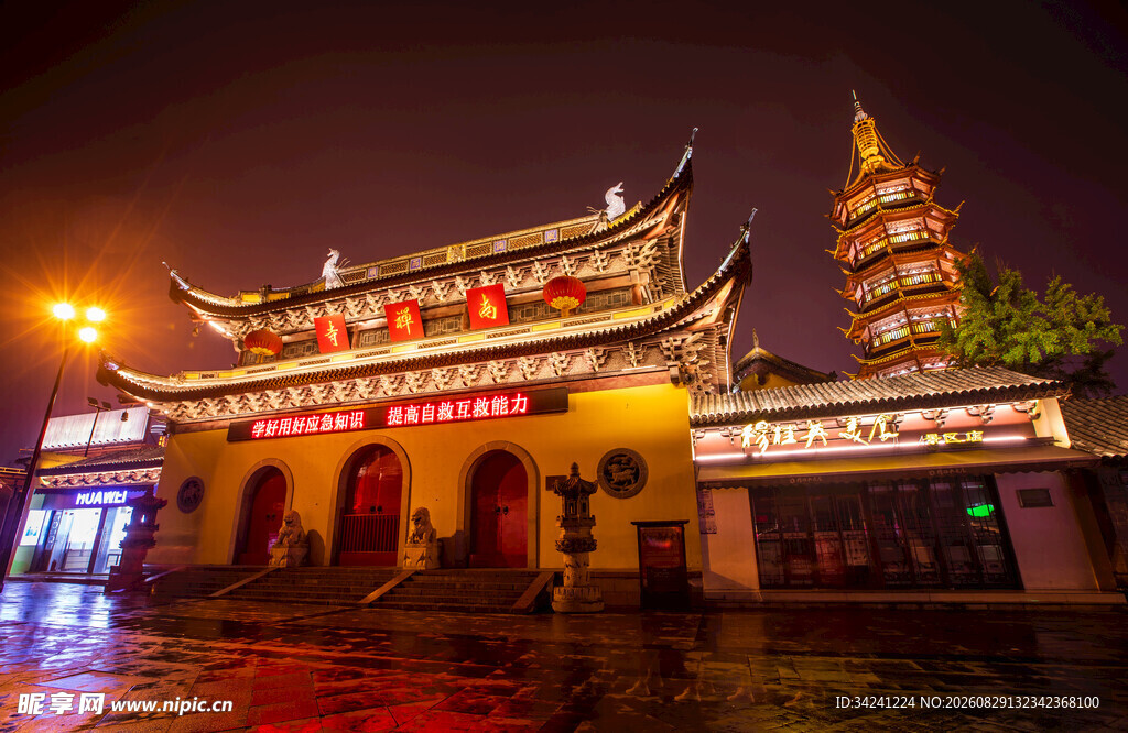古建夜景灯火辉煌的楼阁
