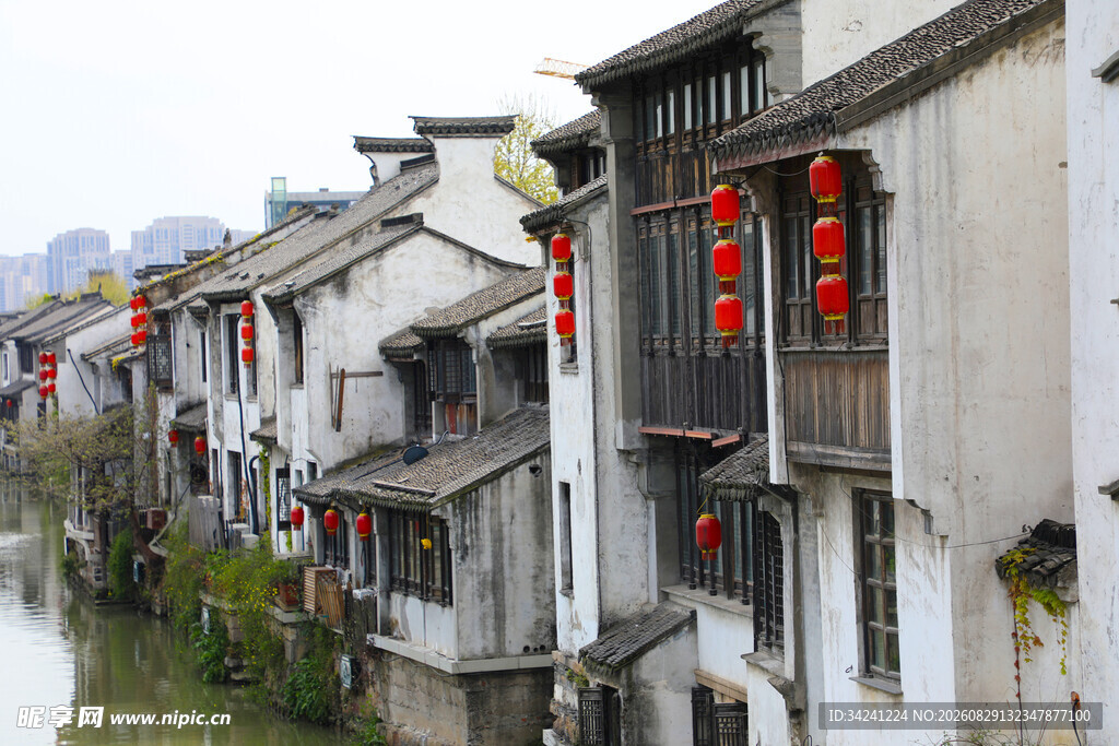 江南水乡古建筑挂红灯笼