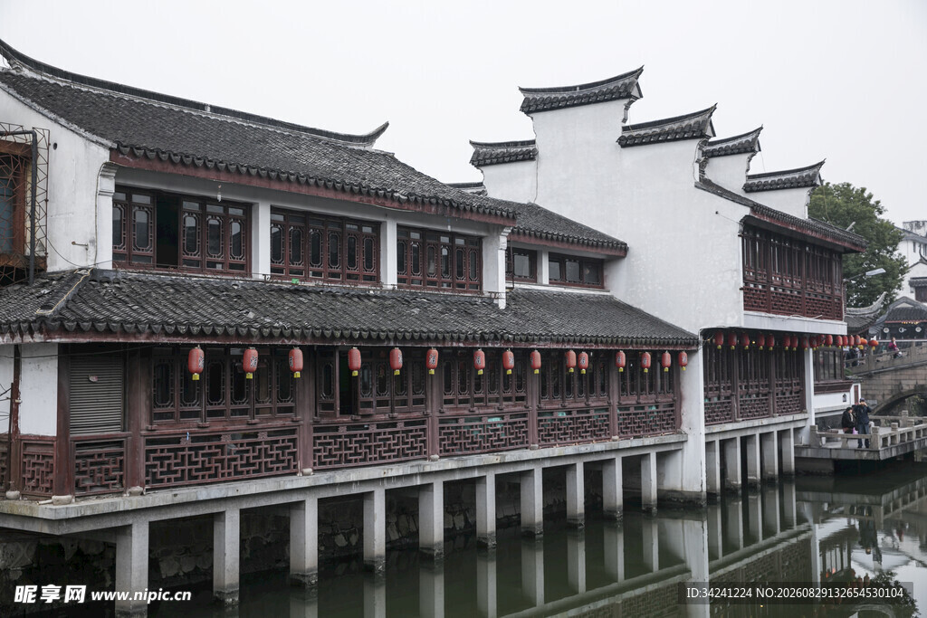 江南水乡古建筑临水而立
