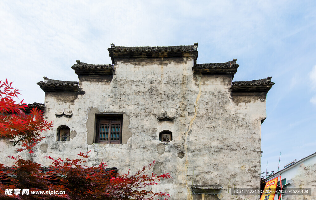 古雅徽派建筑红叶相伴