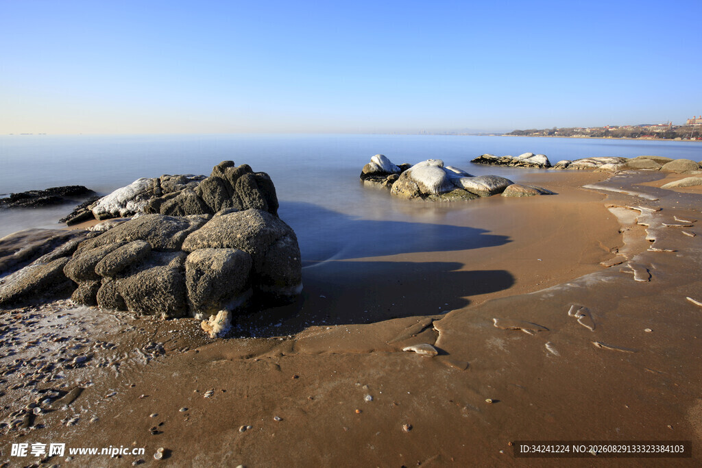 海边沙滩与礁石美景