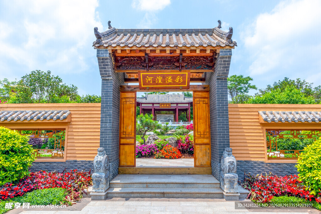 中式庭院门楼繁花簇拥