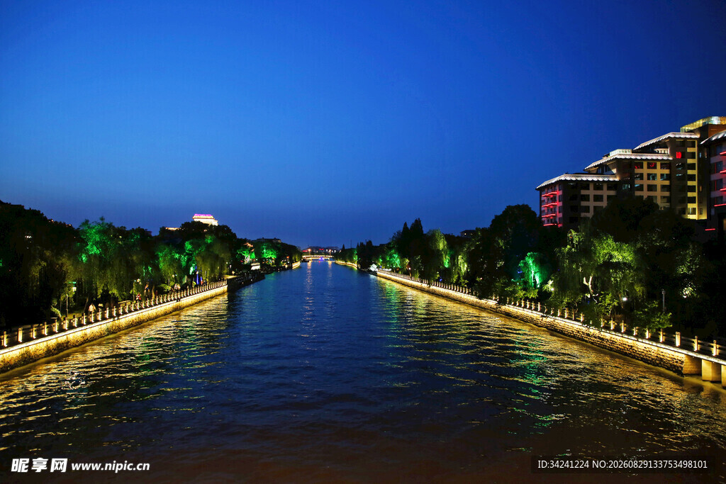 河畔夜景璀璨灯光映建筑
