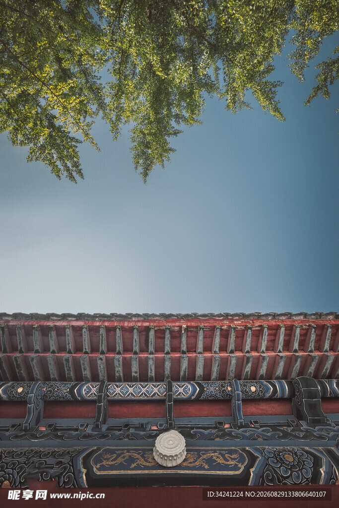 中式屋檐下的绿意蓝天