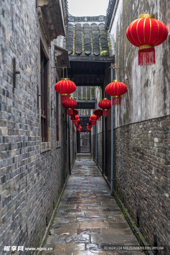 古巷红灯笼尽显中式韵味