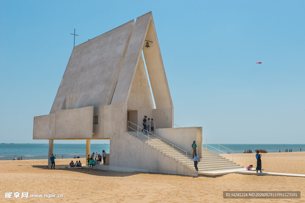 海边独特三角形建筑景观