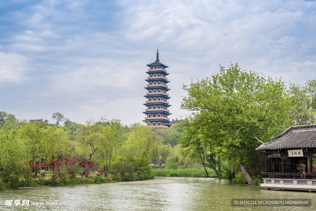 湖畔古塔与葱郁绿树景致