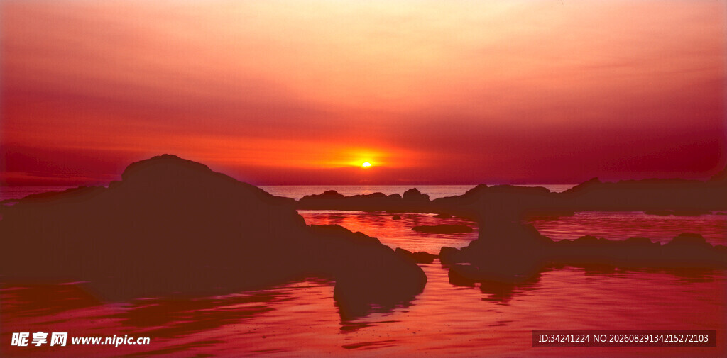 夕阳下的海边礁石美景