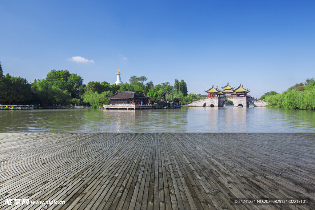 湖畔木质平台与远处景致
