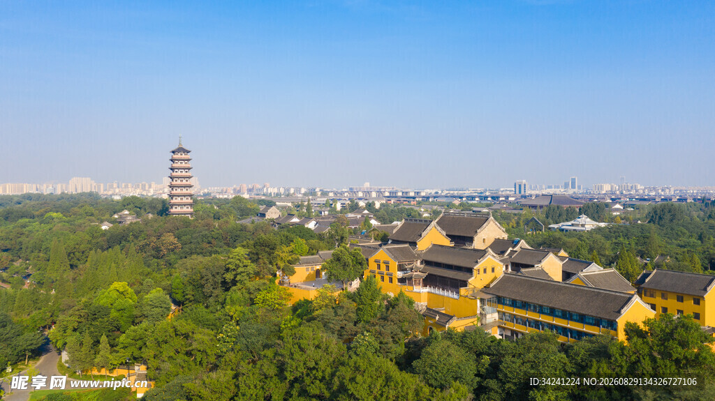 古塔旁的中式建筑群景观