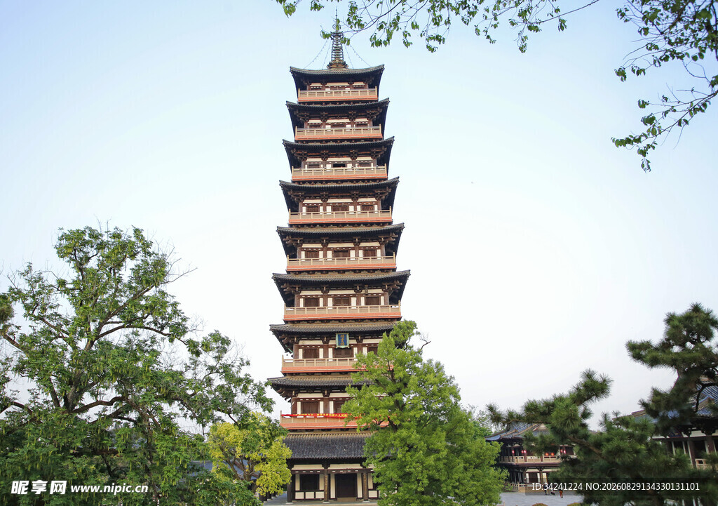 古朴宝塔矗立绿树间