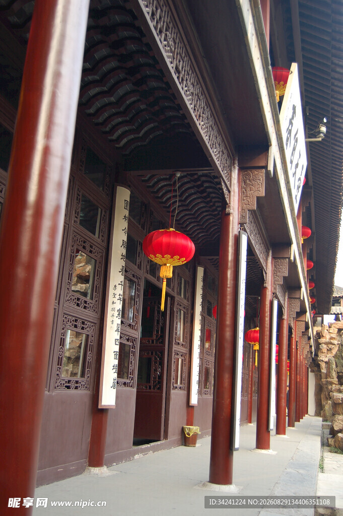 古建长廊挂红灯笼
