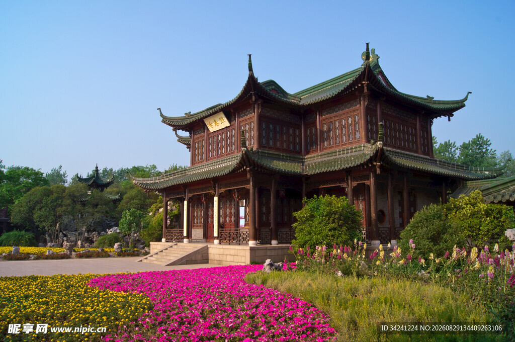 中式古建旁的缤纷花卉