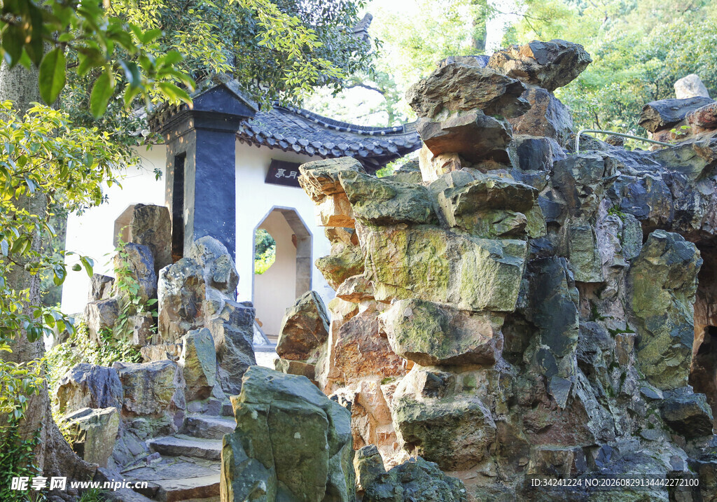 中式园林假山与古建筑