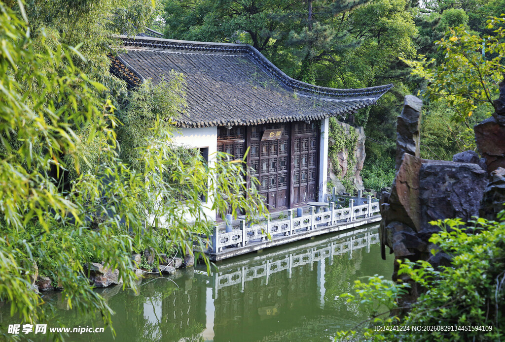 湖畔古雅小屋隐于绿意间