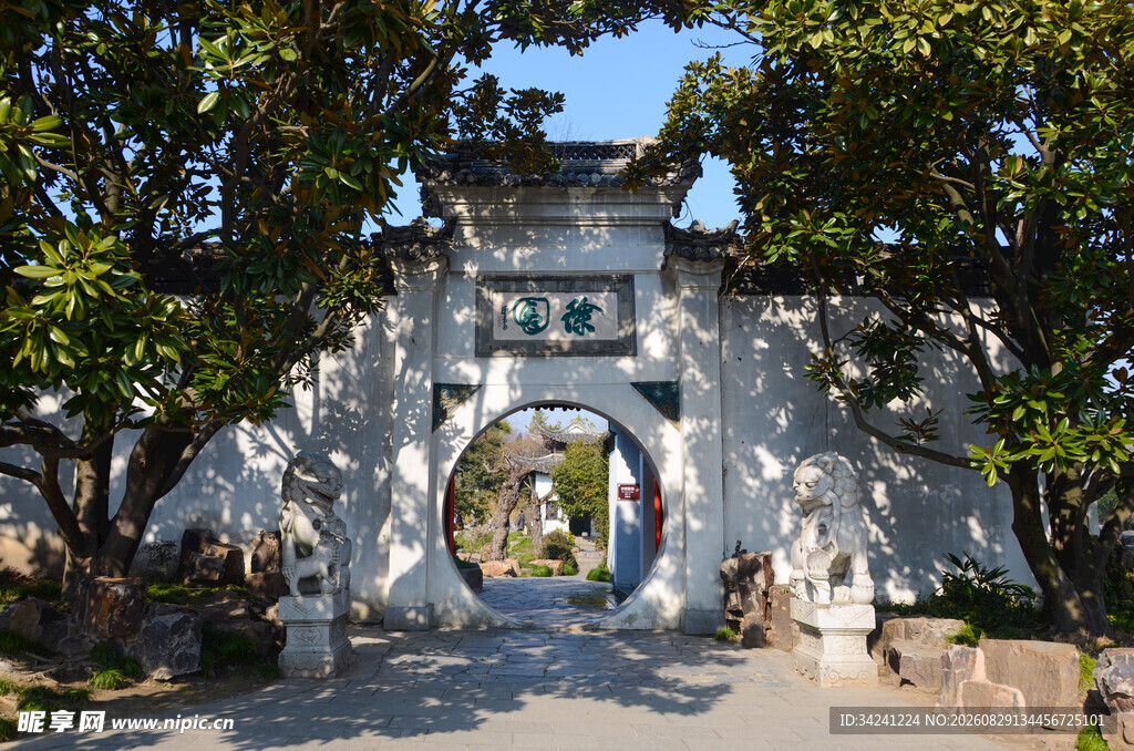 中式石牌坊绿树环绕景致