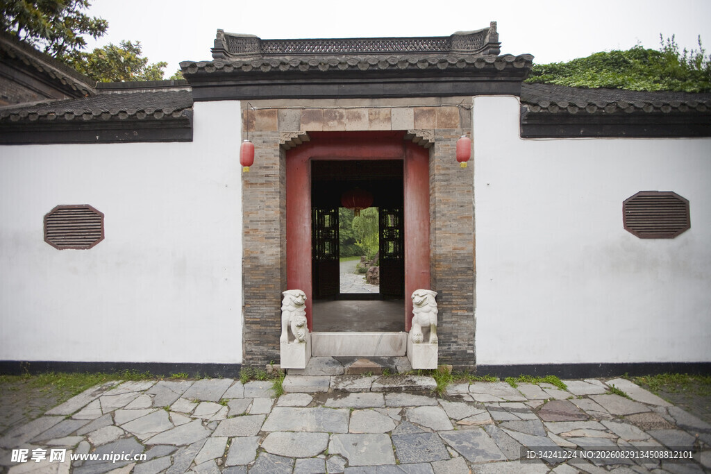 中式传统宅院古朴大门