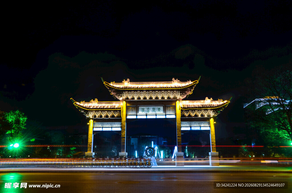 古建夜景璀璨中式牌坊