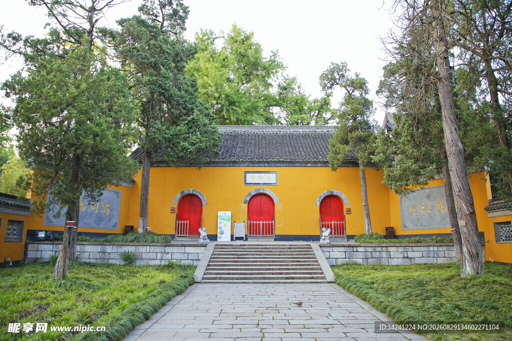 古雅黄墙红门中式建筑