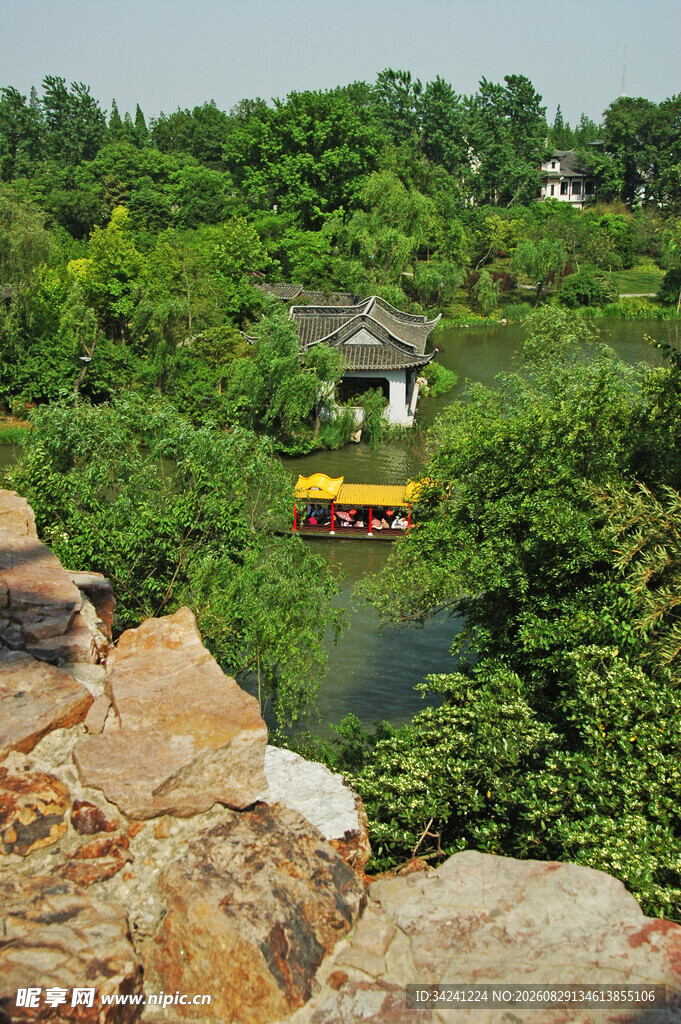 山间河畔美景