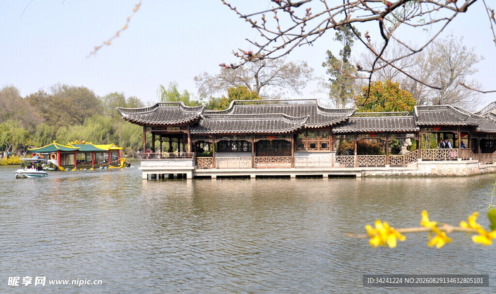 湖畔古建美景