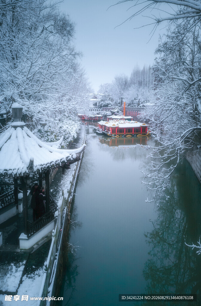 雪后古桥流水静谧景致
