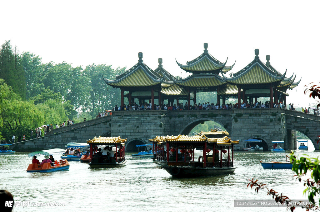 江南水乡古桥游船美景