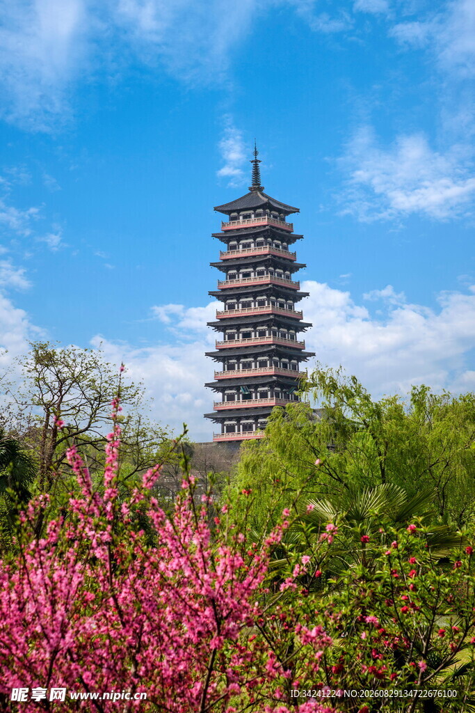 春日繁花中的古塔美景
