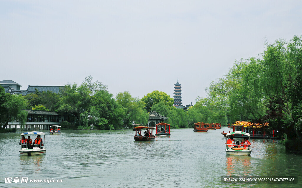 江南水乡游船景