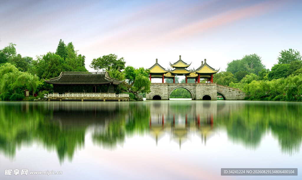 湖畔中式建筑的宁静美景