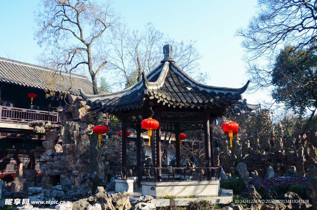中式古亭红灯点缀园林景