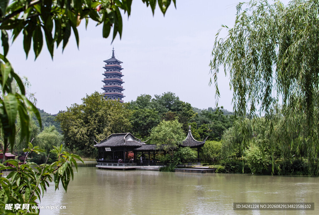 湖畔古塔景