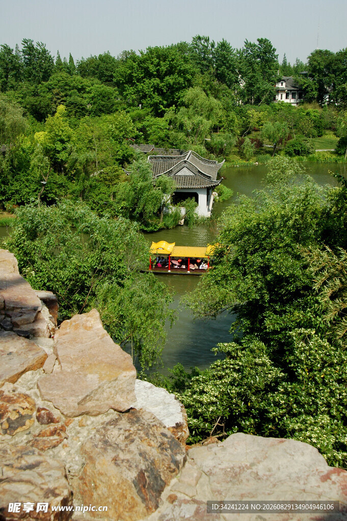 山间河畔景色小屋伴扁舟