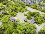 绿树环绕的中式村落景观