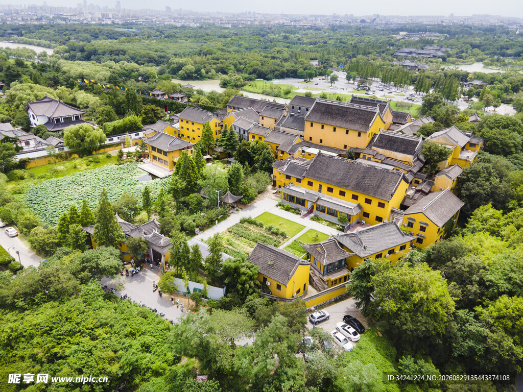 古寺鸟瞰绿树环绕的庄严建筑