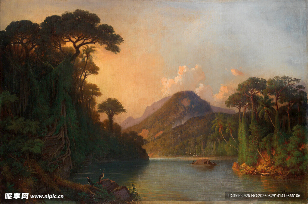 河畔山林间的黄昏美景
