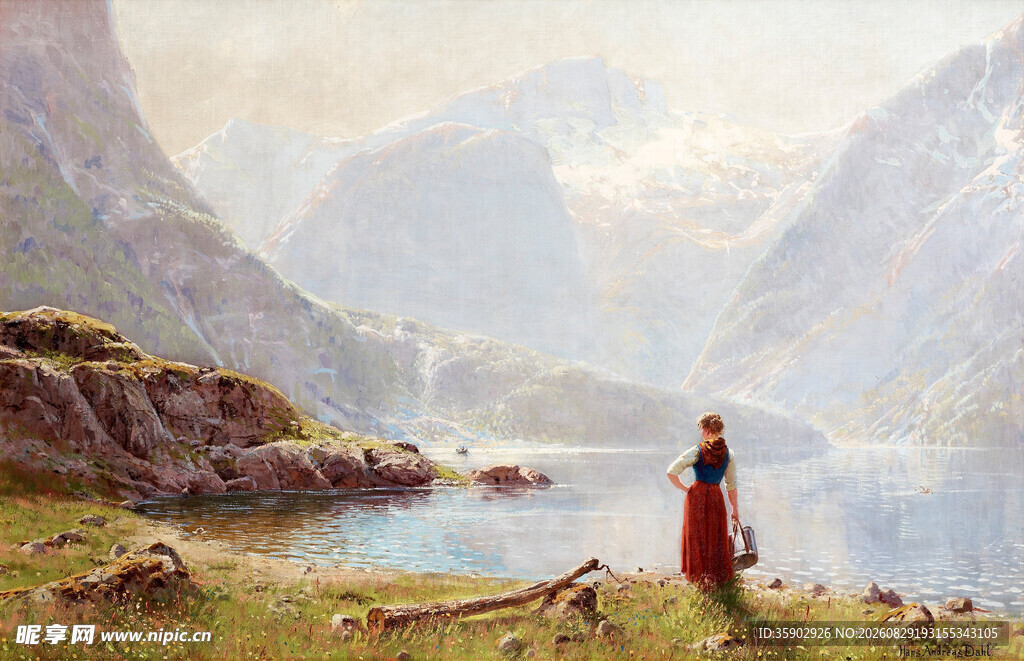 女子伫立赏山间湖景